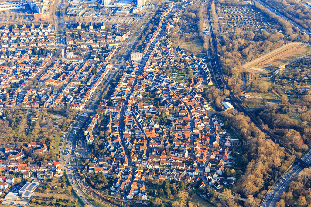 Luftbild: Ortsansicht aus Nordosten im Ortsteil Knielingen in Karlsruhe im Bundesland Baden-Württemberg in Deutschland. Foto: IMG_145466.jpg vom 07.03.2025 durch Werner Riehm/FLY-FOTO.de