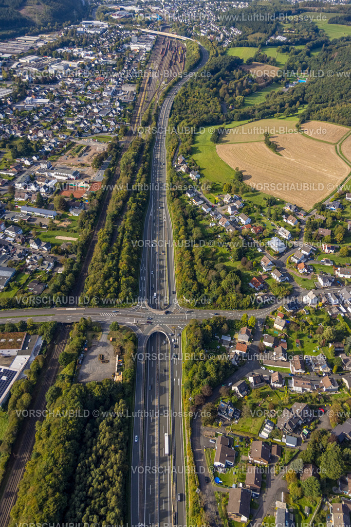 Kreuztal230911971 | Luftbild, Straßenverkehrskreuzung Unterführung Hüttentalstraße Bundesstraße B54 mit Bottenbacher Straße, hinten der Rangierbahnhof und Güterbahnhof Buschhütten, Buschhütten, Kreuztal, Siegerland, Nordrhein-Westfalen, Deutschland