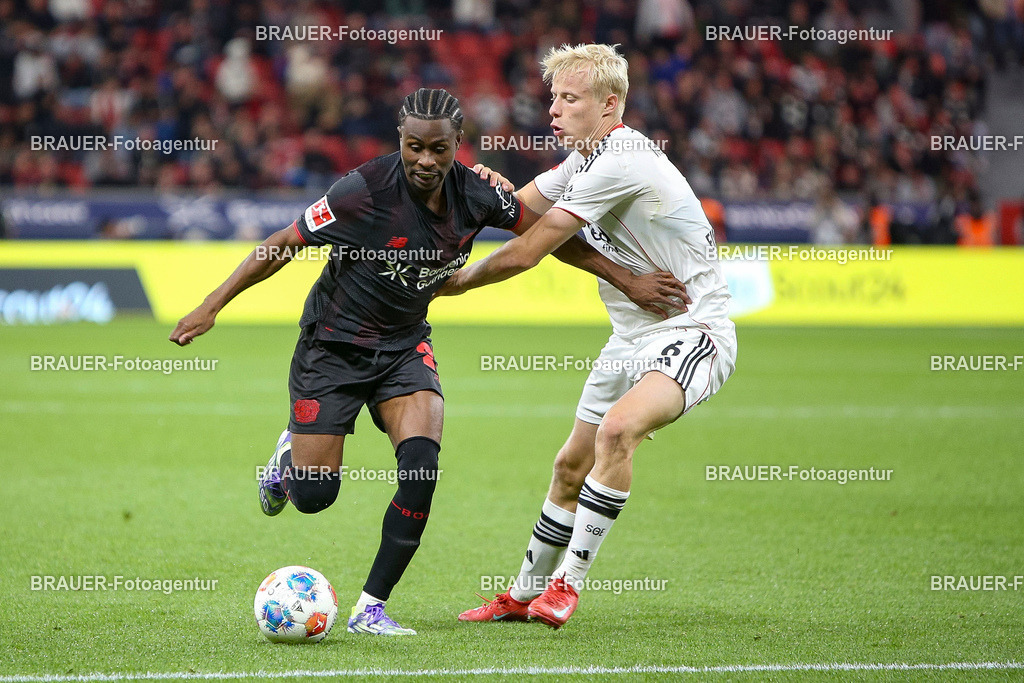 Bayer 04 Leverkusen vs Eintracht Frankfurt - Bundesliga  | Leverkusen, Deutschland, 12.09.25:   Nathan Tella (Bayer 04 Leverkusen) und Oscar Hojlund (Eintracht Frankfurt) im Kampf um den Ball waehrend des Spiels der Bundesliga zwischen  Bayer 04 Leverkusen vs Eintracht Frankfurt in der BayArena(Foto von Brauer-Fotoagentur / Adrian Schlueter)