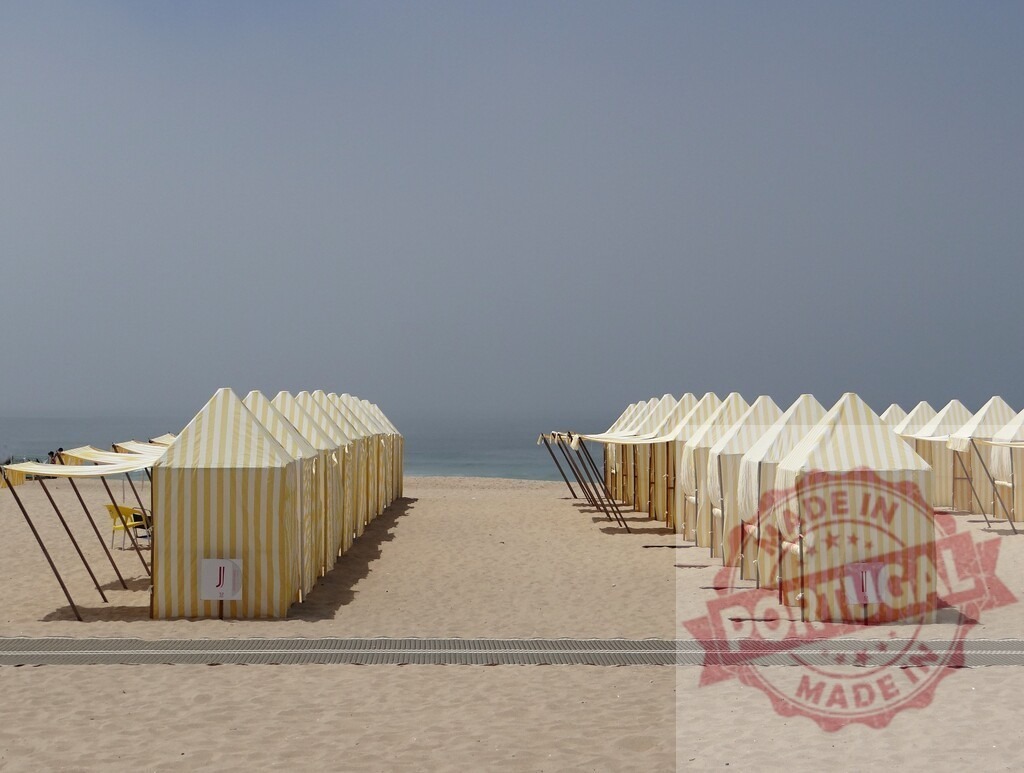 Beach cabanas lining sand for summer vacation | Yellow and white striped beach cabanas lining a sandy beach with the ocean in the background - Realisiert mit Pictrs.com