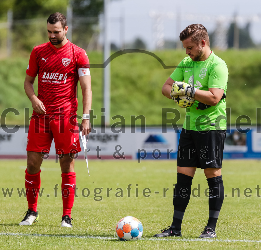 2023-07-08_019_FC_Langengeisling_gegen_TSV_Buchbach | Erding, Deutschland, 08.07.2023:
Fußball, Bezirksliga Oberbayern Ost 2023 / 2024, Testspiel, FC Langengeisling gegen TSV Buchbach, Endergebnis: 0:6

Philipp Walter (TSV Buchbach, #6), Torwart Christian Brader (FC Langengeisling, #1)

Foto: Christian Riedel / fotografie-riedel.net