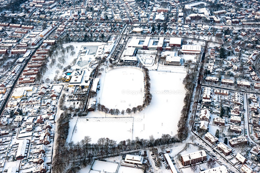 Stade_Camper-Höhe_VFL_Sportplatz_Winter_Schnee_ELS_2792050126 | CAMPE 05.01.2026 Winterlich schneebedeckte Sportplatz- Fussballplatz " VFL Stade Güldenstern " in Campe im Bundesland Niedersachsen, Deutschland. // Wintry snowy sports grounds and football pitch " VFL Stade Gueldenstern " in Campe in the state Lower Saxony, Germany. Foto: Martin Elsen