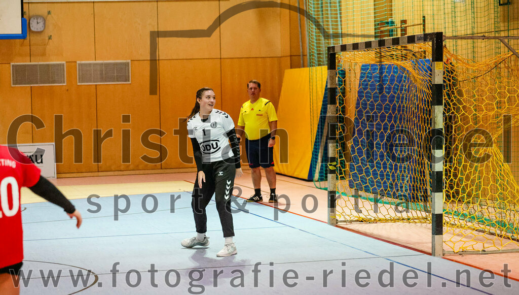 2023-11-04_033_SpVgg_Altenerding_gegen_TV_Altoetting | Erding, Deutschland, 04.11.2023:
Handball, Bezirksoberliga Frauen Altbayern 2023 / 2024, 6. Spieltag, SpVgg Altenerding gegen TV Altötting, Endergebnis: 28:26

Torfrau Verena Maier (TV Altötting, #1)

Foto: Christian Riedel / fotografie-riedel.net