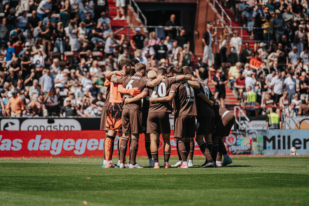FCSP_YD-03533 | Der offizielle Shop für FC St. Pauli Fotos. Wähle aus Spielszenen & Fanmomenten dein FCSP Wunschformat. Wir liefern Millerntor-Atmosphäre.