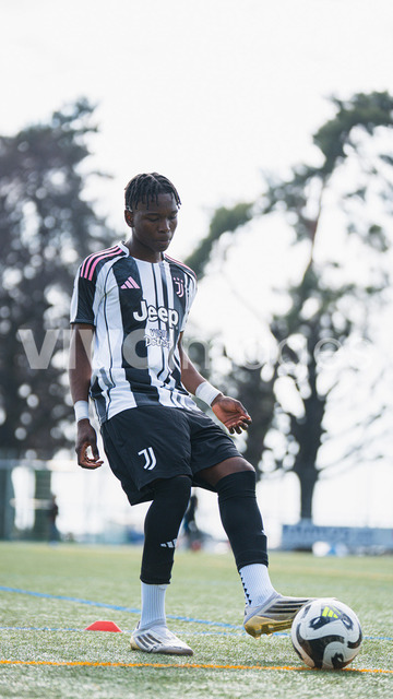 juv_lut_fmachado-0068 | Images from the Juniors B match between Juventus Academy and FC Lutry, played on 18 March 2026 in Lutry, Switzerland, featuring players, coaching staff and match action throughout the game.