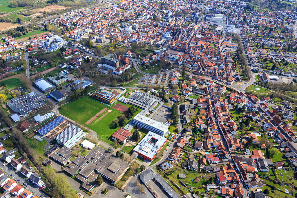 Luftbild: Alfred-Delp-Schule, Landrat-Gruber-Schule, Gutenbergschule Dieburg und Abc Halle Dieburg in Dieburg im Bundesland Hessen in Deutschland.Foto: IMG_077320.jpg vom 12.04.2015 durch Werner Riehm/FLY-FOTO.de– Alfred-Delp-Schule DieburgLandrat-Gruber-Schule - Kreisberufsschule des Landkreis Darmstadt-Dieburg!