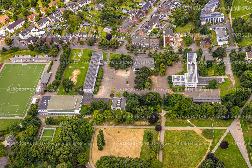 Bottrop240701088 | Luftbild, Hauptschule und Grundschule Welheim mit Hallenbad Boy und Sportplatz, oben evang. Friedenskirche und das Hans Dringenberg Seniorenheim mit Solardach, Welheim, Bottrop, Ruhrgebiet, Nordrhein-Westfalen, Deutschland