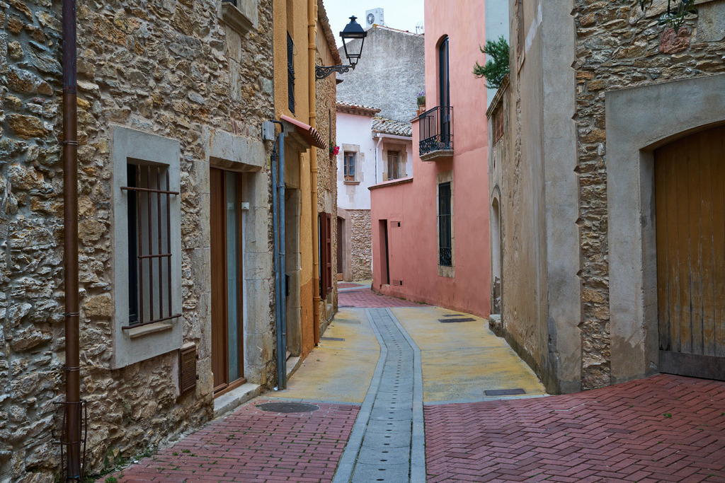 Blick in eine romantische Altstadtgasse in Begur | Begur, Spanien - May 06, 2024: Blick in eine romantische Altstadtgasse in Begur. - Realisiert mit Pictrs.com
