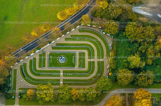 Gelsenkirchen231103221 | Luftbild, Friedhof Schalke Fan Feld am Friedhof Beckhausen-Sutum, Gräberfeld und Urnengräber, umgeben von herbstlichen Laubbäumen, Formen und Farben, Beckhausen, Gelsenkirchen, Ruhrgebiet, Nordrhein-Westfalen, Deutschland