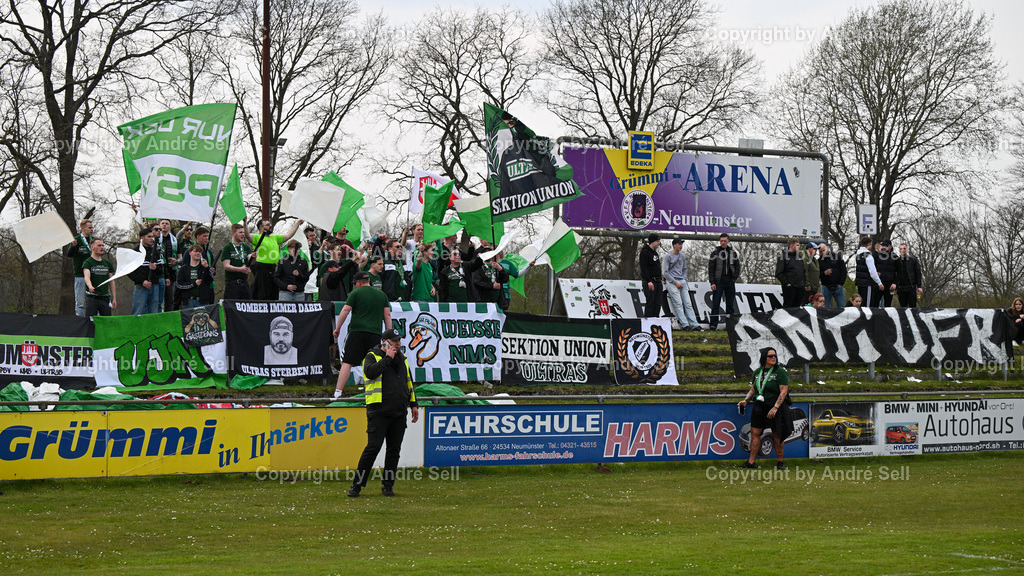 VfR Neumünster (lila) vs PSV Neumünster (grün) | PSV-Fans vor Spielbeginn / Fußball-Oberliga Männer 2025/2026 / VfR Neumünster (lila) vs PSV Neumünster (grün) / Grümmi-Arena / Neumünster / 15.04.26 - Realisiert mit Pictrs.com