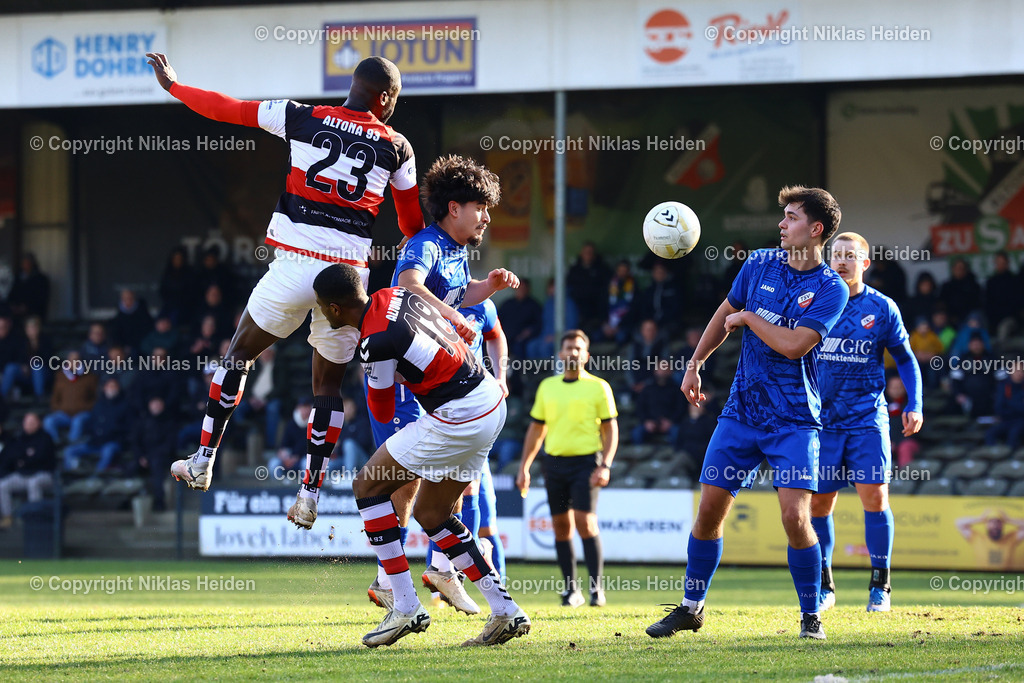 NH_Altona93_TSVSasel_OberligaHamburg_15032025 | #23 Gideon Baur und #18 Lesley Kusi Karschau (beide Altona 93), #17 Samir Ahmad Amiri (TSV Sasel)Fußball I Herren I Gamesright Oberliga Hamburg I Saison 2024-2025 I 27. Spieltag I Altona 93 - TSV Sasel I 15.03.2025 I Adolf-Jäger-Kampfbahn