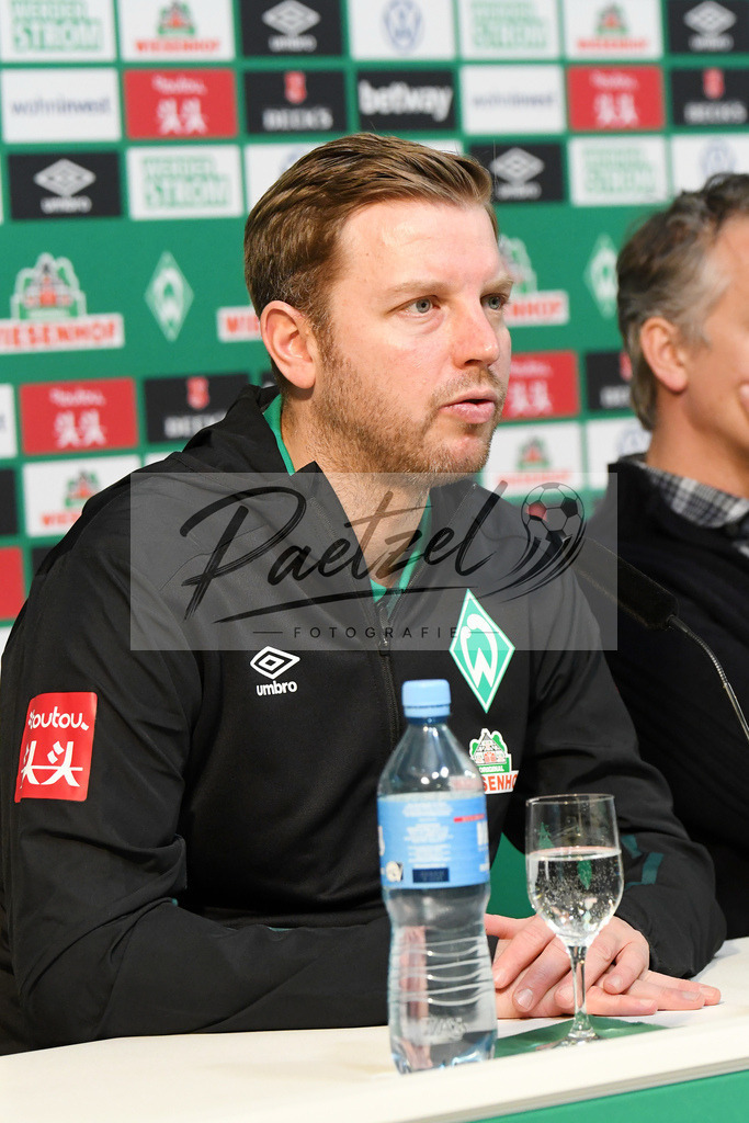 20200212_PKBREM_0015 | Fussball, Herren: Trainer Florian Kohfeldt (SV Werder Bremen) schaut waehrend der Pressekonferenz des SV Werder Bremen auf dem wohninvest Weserstadion am 12.02.2020 in Bremen, Deutschland. - Realisiert mit Pictrs.com