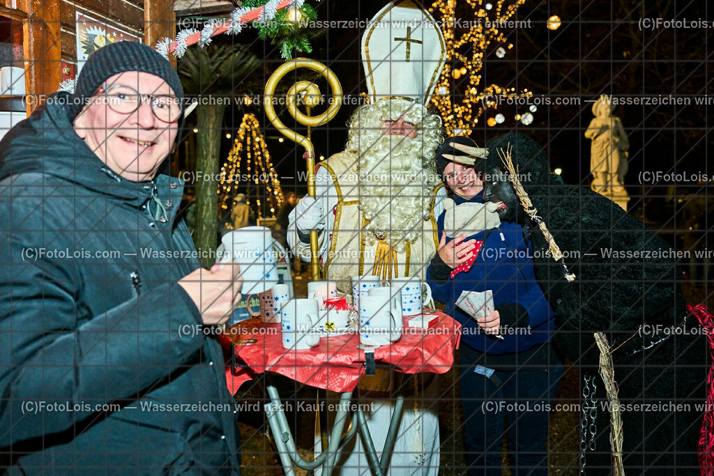 ALP7730_Wieselburger Advent_Nikolaus-Familie Grubmueller | (C)FotoLois.com, Alois Spandl, Wieselburger Advent im Schlosspark, Besuch durch den Hl. Nikolaus und seinen Krampussen, Sa 3. Dezember 2022.