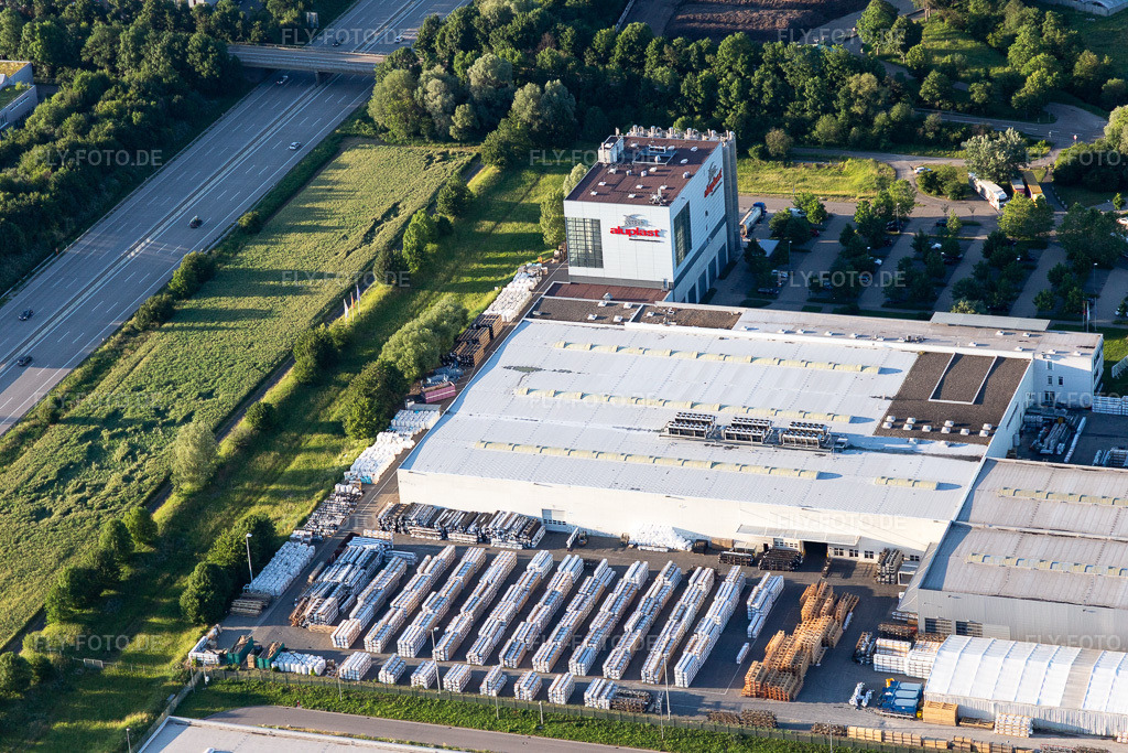 Luftbild: Firmengelände der aluplast GmbH mit Hallen, Firmengebäuden und Produktionsstätten an der A5 im Ortsteil Durlach in Karlsruhe im Bundesland Baden-Württemberg in Deutschland. Foto: IMG_115227.jpg vom 13.06.2019 durch Werner Riehm/FLY-FOTO.de