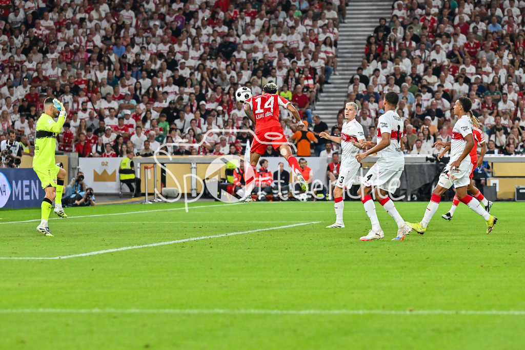 VfB Stuttgart - FC Bayern München | in dieser Szene köpft Luis DIAZ (FC Bayern München 14) den Treffer zum 0-2 / Tor / Torschuetze / Freude / Happy / Franz-Beckenbauer Supercup: VfB Stuttgart - FC Bayern München; MHP Arena am 16.08.2025