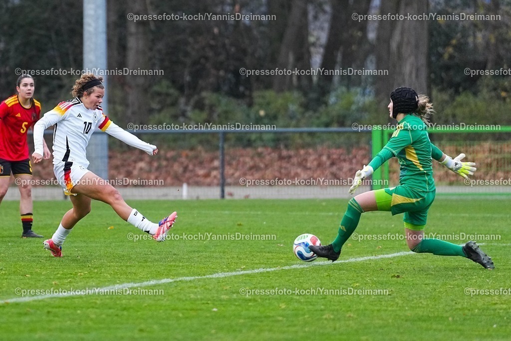 xYDRx26112502008 | 26.11.2025, xydrx, Fußball, Länderspiel, EM-Qualifikation U19-Frauen, Belgien - Deutschland, Sportschule Wedau: Marie Pues (BEL #1) pariert den Schuss von Rosa Rueckert (GER #10)