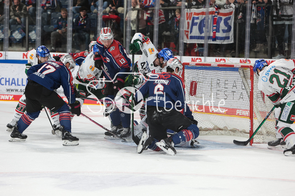 Nuernberg ICE Tigers - Augsburger Panther | Die Szene vor dem 2-3 fuer Augsburg - gleich schiebt David STIELER (AEV #21) zum 2-3 ein