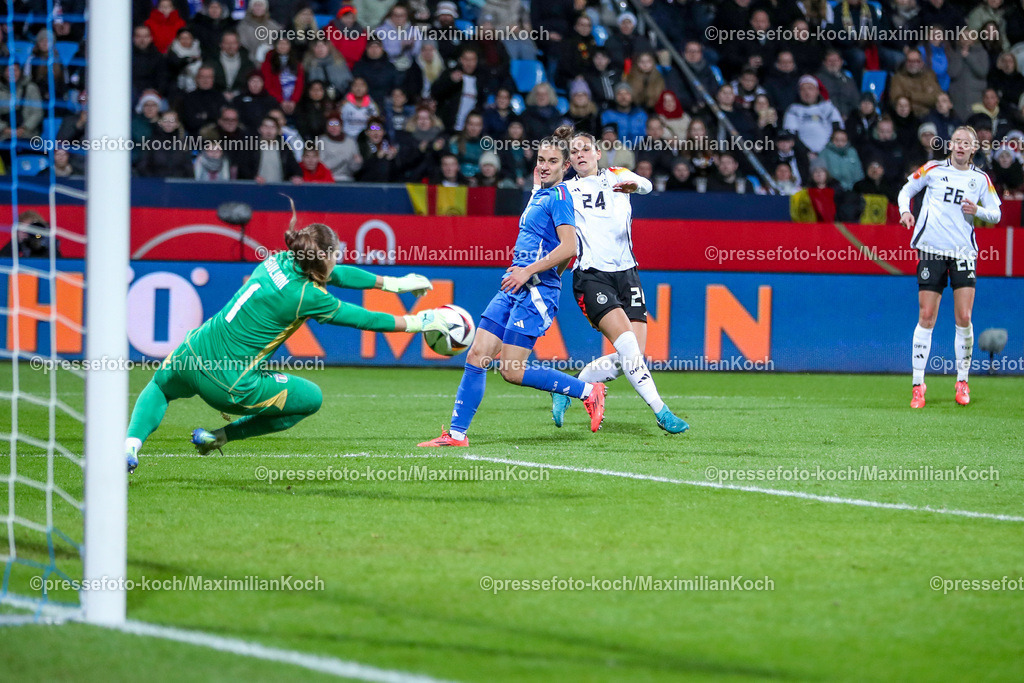 DFB02122401142 | 02.12.2024, Fußball Länderspiel Frauen, Deutschland - Italien, Vonovia-Ruhrstadion Bochum, Saison 2024 2025: Strafraumszene Torwart Laura Giuliani (ITA #1) verteidigt das Tor gegen Giovanna Hoffmann (GER #24)DFB regulations prohibit any use of photographs as image sequences and or quasi-video.