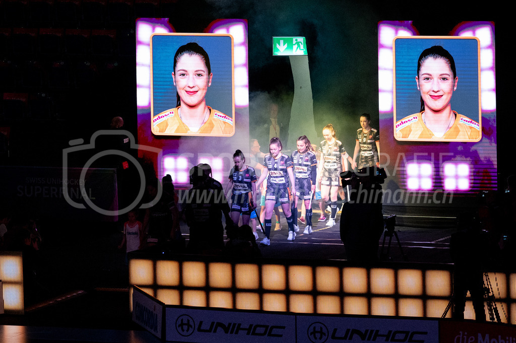 Piranha Chur vs Kloten-Dietlikon Jets - 23. April 2022 | Piranha Chur vs Kloten-Dietlikon Jets
Stimo Arena, Kloten
#3 Soraya Gansner (Piranha Chur), #4 Dina Koch (Piranha Chur), #5 Rahel Wyss (Piranha Chur), #7 Laila Ediz (Piranha Chur) und #9 Nela Jiráková (Piranha Chur) betreten die Halle.
Bild: Sportfotografie Markus Aeschimann | www.markus-aeschimann.ch - Realisiert mit Pictrs.com