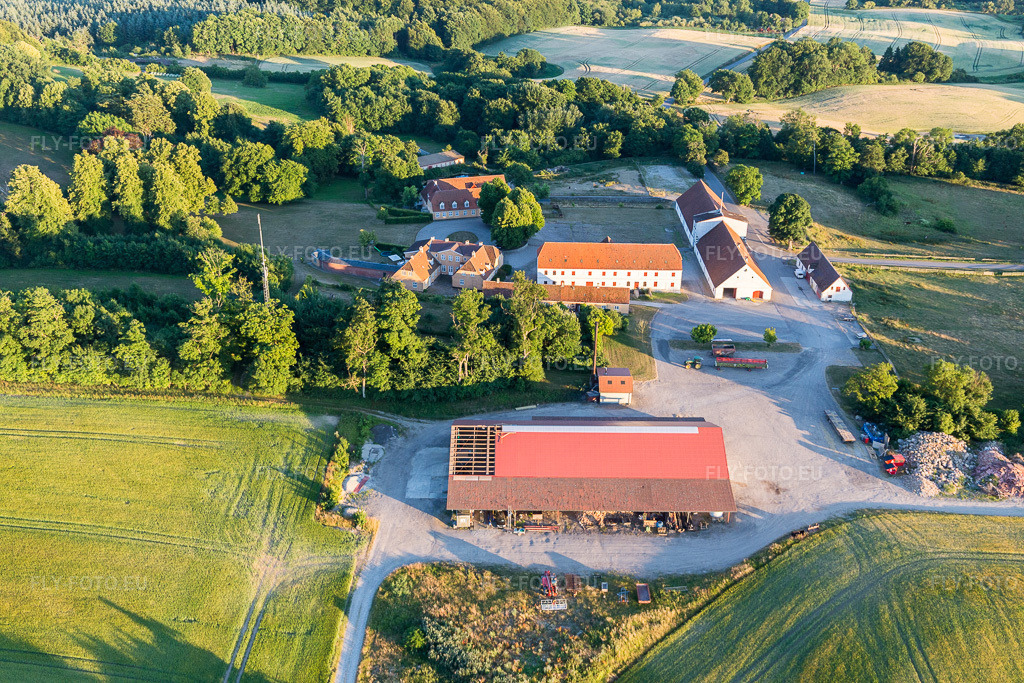 Vue aérienne: Klintholm Mon (DK), Dieux de Klintholm à Borre dans le département Sjaelland, Danemark. Photo: IMG_108720.jpg prise le 04/07/2018 par Werner Riehm/FLY-FOTO.euRésolution de l'original: 5472 x 3648 px