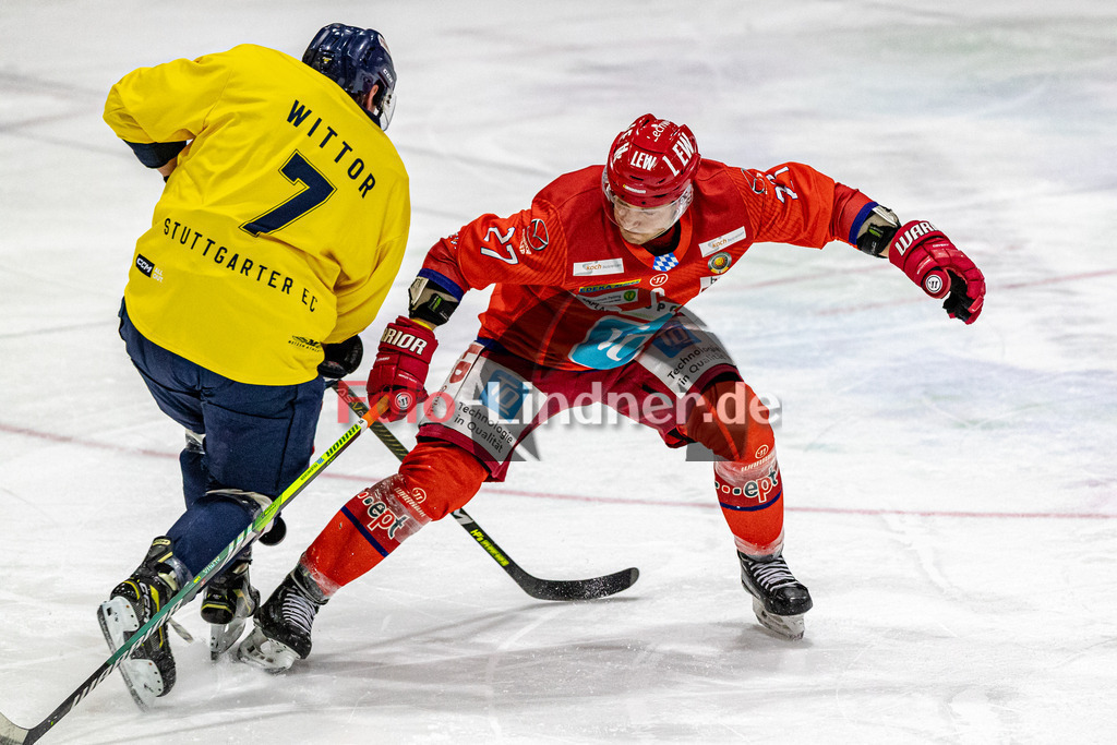 EC Peiting vs Stuttgart REBELS SEC | Eishockey Oberliga Süd 2023/2024, EC Peiting vs Stuttgart REBELS SEC, 20231219,
Duell zwischen Carol WITTOR (REBELS 7) und Andreas FEUERECKER (ECP 27),
2023-12-19 in Peiting (Eisstadion)
7 Carol WITTOR (REBELS 7), 27 Andreas FEUERECKER (ECP 27)
Copyright: WolfgangxLindner