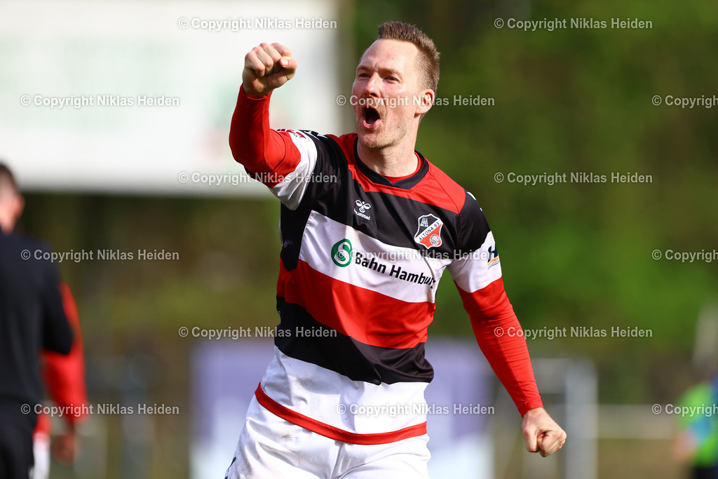 NH_Altona93_BWLohne_RegionalligaNord_18042026 | #9 Moritz Göttel (Altona 93) bejubelt nach Abpfiff den Sieg.Fußball I Herren I Regionalliga Nord I Saison 2025-2026 I 30. Spieltag I Altona 93 - BW Lohne I 18.04..2026 I Adolf-Jäger-Kampfbahn