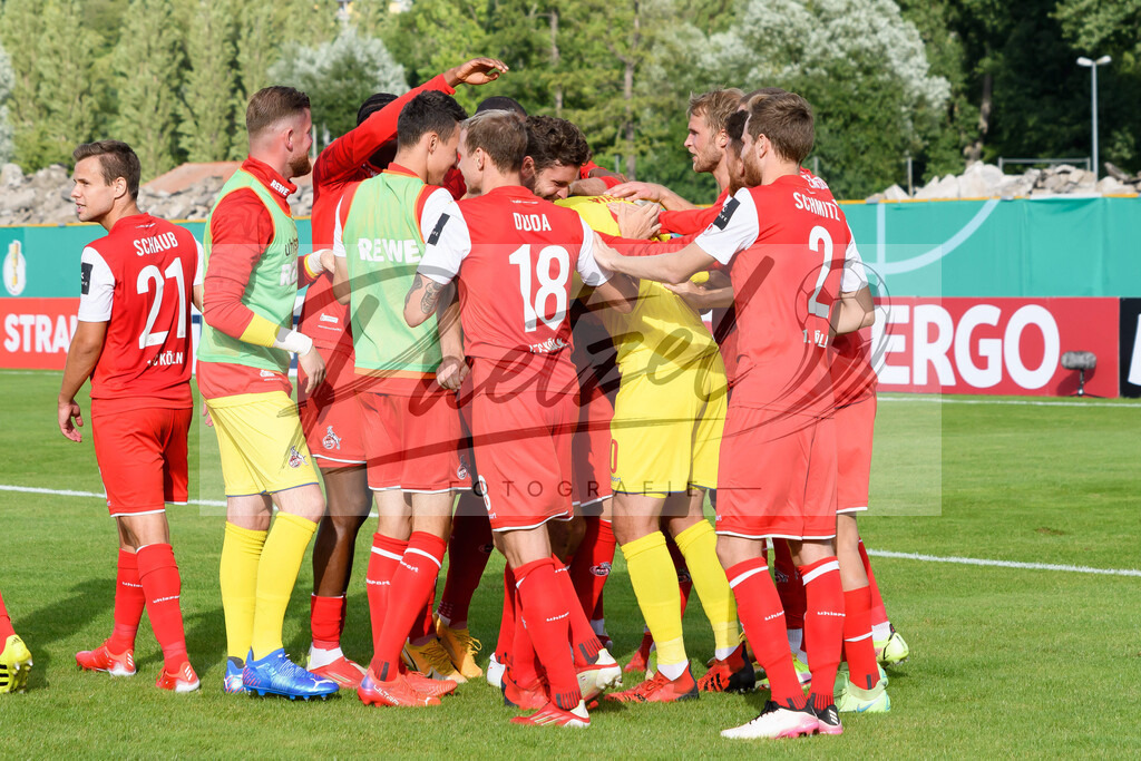 JENKOE20210808_079 | Fussball, Herren: . Spieler vom 1. FC Koeln Schlussjubel, jubeln nach dem 2:4 Sieg beim Spiel der 1. Runde im DFB-Pokal zwischen FC Carl Zeiss Jena und 1. FC Koeln im Ernst-Abbe-Sportfeld am 08.08.2021 in Jena, Deutschland.DFB / DFL REGULATIONS PROHIBIT ANY USE OF PHOTOGRAPHS AS IMAGE SEQUENCES AND/OR QUASI-VIDEO. - Realisiert mit Pictrs.com