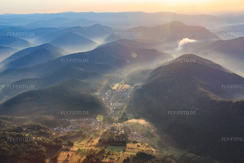 Luftbild: Dorfansicht im Pfälzerwald am Morgen aus Westen in Spirkelbach im Bundesland Rheinland-Pfalz in Deutschland. Foto: IMG_091868.jpg vom 16.07.2016 durch Werner Riehm/FLY-FOTO.de