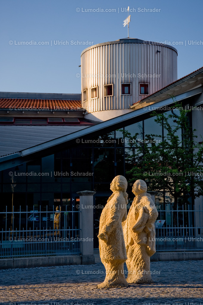 00491-1206 - Zwei Herren am Gleimhaus | Stockfoto und Bilderpool mit Bildmaterial aus Deutschland, dem Harz, Halberstadt, Quedlinburg, Wernigerode und weltweit. Qualitativ hochwertige und professionelle Fotos anschauen und kaufen. - Realisiert mit Pictrs.com