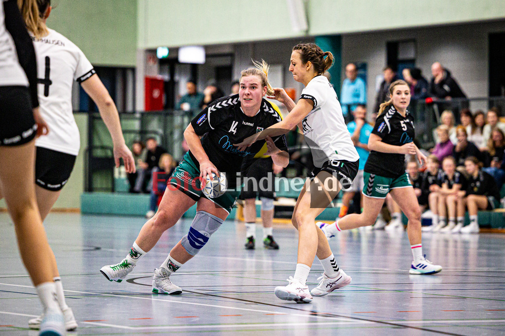 BSC Oberhausen gegen TSV Murnau | Bezirksoberliga Handball Frauen 2024/25, BSC Oberhausen gegen TSV Murnau, 20250118,Zweikampf zwischen Antonia HIBLER (TSV Murnau 14) und Magdalena SINGER (BSC Oberhausen 16),2025-01-18 in Weilheim (Jahnhalle)Antonia HIBLER (TSV Murnau 14), Magdalena SINGER (BSC Oberhausen 16)Copyright: WolfgangxLindner foto-lindner.de