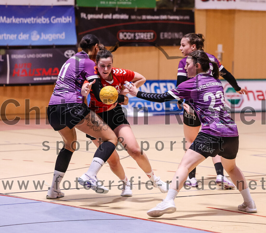 2025-01-18_104_SpVgg_Altenerding_gegen_TV_Altoetting | Erding, Deutschland, 18.01.2025:Handball, Bezirksoberliga Frauen Altbayern 2024 / 2024, 11. Spieltag, SpVgg Altenerding gegen TV Altötting, Endergebnis: 19:24Nikayla Alston (SpVgg Altenerding, #11), Stefanie Koller (TV Altötting, #13), Katharina Künstner (SpVgg Altenerding, #23)Foto: Christian Riedel / fotografie-riedel.net