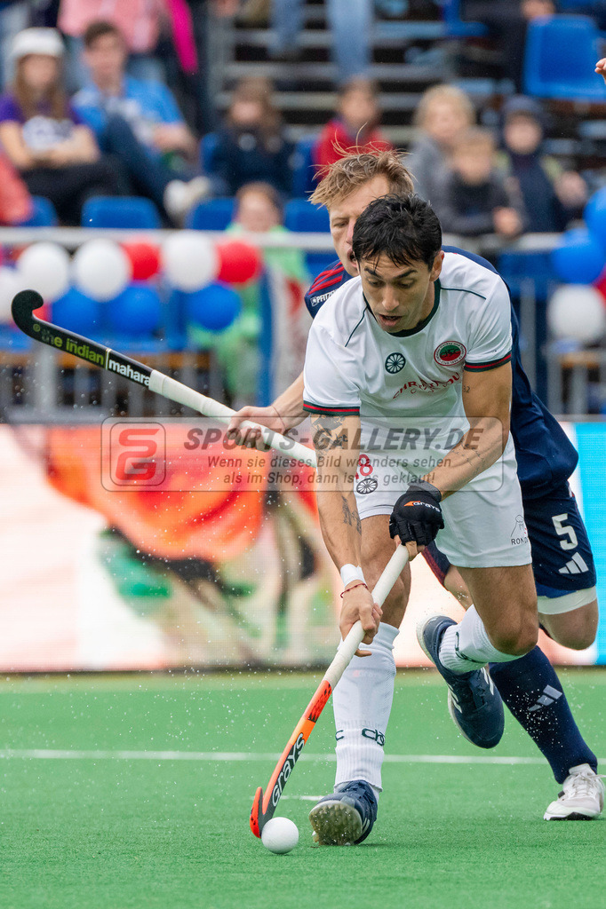 Final4_20240518-1850-0028 | Bonn, Deutschland, 18.05.2024: Martin Ferreiro (Crefelder HTC), Linus Mueller (Mannheimer HC) in Aktion waehrend des Spiels der Deutsche Feldhockey-Meisterschaften 2024 zwischen Final 4 Herren Mannheimer HC - Crefelder HTC im Bonner THV am 18.05.2024 in Bonn, Deutschland. (Foto von Stephan Fehrmann)

Bonn, Germany, 18.05.2024: Martin Ferreiro (Crefelder HTC), Linus Mueller (Mannheimer HC) in action during the game of Deutsche Feldhockey-Meisterschaften 2024 between Final 4 Herren Mannheimer HC - Crefelder HTC in Bonner THV at 18.05.2024 in Bonn, Deutschland. (Foto from Stephan Fehrmann)