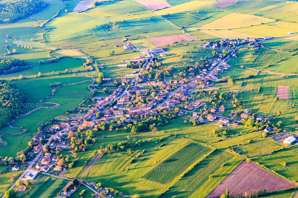 Vue aérienne: Vue du village depuis le sud à Altwiller dans le département Bas Rhin, France. Photo: IMG_146199.jpg prise le 01/05/2025 par Werner Riehm/FLY-FOTO.eu – Résolution de l'original: 5472 x 3648 px