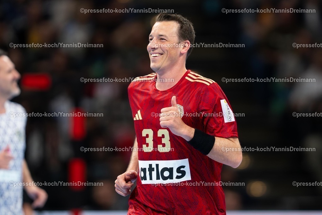 xydr10042502068 | 10.04.2025, xydrx, Handball, Abschiedsspiel Johannes Bitter und Pascal Hens, Team Jogi - Team Pommes, Barclays Arena Hamburg: Dominik Klein (Team Jogi #33) freut sich, zeigt den Daumen hoch