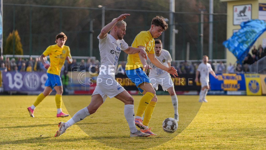 Fußball, Herren, Saison 2025/2026, Regionalliga Nordost, 24. Spieltag, FSV 63 Luckenwalde vs. 1.FC Lokomotive Leipzig, Samstag 28.02.2026, Werner-Seelenbinder-Stadion Luckenwalde, | Fußball, Herren, Saison 2025/2026, Regionalliga Nordost, 24. Spieltag, FSV 63 Luckenwalde vs. 1.FC Lokomotive Leipzig, Samstag 28.02.2026, Werner-Seelenbinder-Stadion Luckenwalde, Im Bild: David Grözinger (l. leipzig) und Tim Maciejewski (r. Luckenwalde) - Realisiert mit Pictrs.com