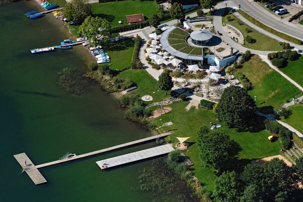 dr__0077099.jpg | GSTADT AM CHIEMSEE 06.09.2021 Tische und Sitzbänke der Freiluft- Gaststätte " Restaurant Hofanger " an der Seestraße in Gstadt am Chiemsee im Bundesland Bayern, Deutschland. Weiterführende Informationen bei: Tourist-Info Gstadt. // Tables and benches of open-air restaurant " Restaurant Hofanger " on street Seestrasse in Gstadt am Chiemsee in the state Bavaria, Germany. Further information at: Tourist-Info Gstadt. Foto: Daniel Reiter