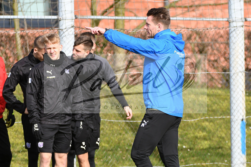 20200229_TRAOSN_0042 | Fussball, Herren: Athletiktrainer Jan-Philipp Hestermann (VfL Osnabrueck) gestikuliert waehrend der Trainingseinheit des VfL Osnabrueck im Sportpark Illoshoehe am 29.02.2020 in Osnabrueck, Deutschland. - Realisiert mit Pictrs.com