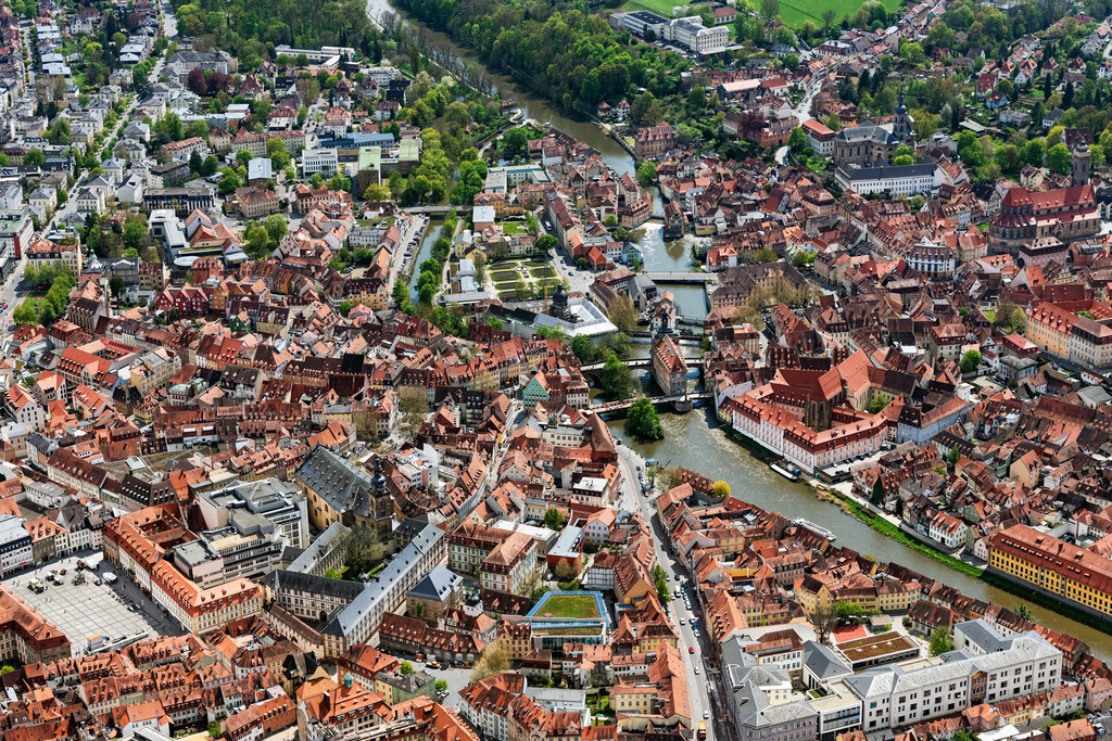 dr__0095413.jpg | BAMBERG 28.04.2022 Altstadtbereich und Innenstadtzentrum in Bamberg im Bundesland Bayern, Deutschland. // Old Town area and city center in Bamberg in the state Bavaria, Germany. Foto: Daniel Reiter