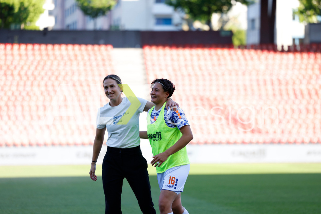 GC Zürich vs FC Zürich - AXA Women’s Super League Playoffs - Stadion Letzigrund | EMANUELA PFISTER of Grasshopper Club Zürich and LAURA VETTERLEIN before the AXA Women’s Super League Playoffs quarter-final second leg between GC Zürich and FC Zürich at Stadion Letzigrund, Zurich, Switzerland. - Realisiert mit Pictrs.com