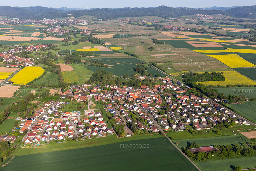 Luftbild:  in Barbelroth im Bundesland Rheinland-Pfalz in Deutschland. Foto: IMG_131376.jpg vom 07.05.2022 durch Werner Riehm/FLY-FOTO.deGemeinde Barbelroth - der südpfälzischen Gemeinde an der Weinstraße