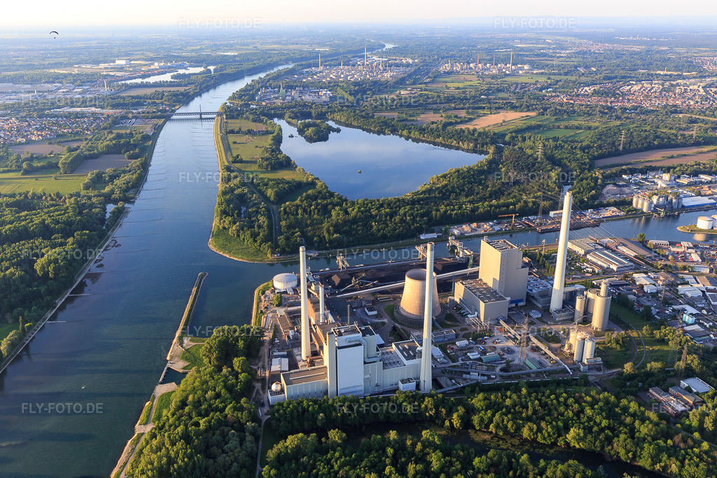 Luftbild: Rhein zwischen Rheinhafen-Dampfkraftwerk Karlsruhe und Rheinbrücken bei Maxau im Ortsteil Knielingen in Karlsruhe im Bundesland Baden-Württemberg in Deutschland. Foto: IMG_146695.jpg vom 14.05.2025 durch Werner Riehm/FLY-FOTO.de