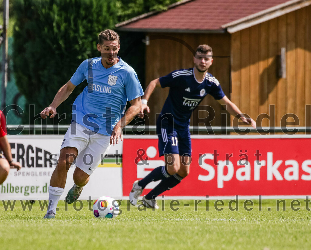 2023-08-26_009_FC_Langengeisling_gegen_TuS_Raubling | Erding, Deutschland, 26.08.2023:
Fußball, Bezirksliga Oberbayern Ost 2023 / 2024, 6. Spieltag, FC Langengeisling gegen TuS Raubling, Endergebnis: 2:0

Maximilian Birnbeck (FC Langengeisling, #27)

Foto: Christian Riedel / fotografie-riedel.net