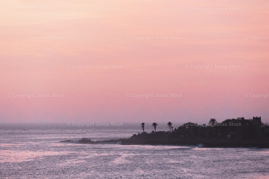 Anchor Point Sunset | One of the most iconic spots of Morocco and a few of the best waves I've ever caught.  - Realisiert mit Pictrs.com