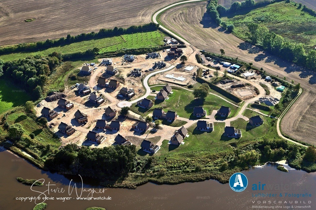 Luftbild Reetdorf Geltinger Birk - Sie ist eine Ferienhaussiedlung in Nieby | Der Reetdorf Geltinger Birk ist eine Ferienhaussiedlung in Nieby, unweit der Ostseeküste in Schleswig-Holstein. Die Anlage überzeugt durch reetgedeckte Häuser im typisch norddeutschen Stil und liegt idyllisch im Naturraum Geltinger Birk, einem Teil des Naturparks „Schwansen“. 