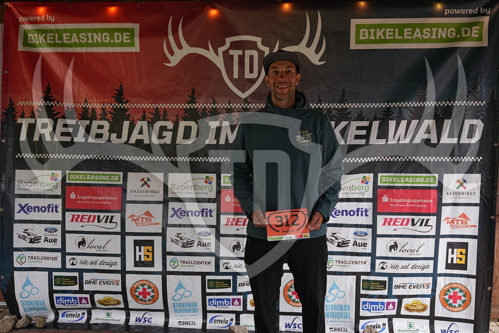A1_09505 | Fotogalerie der Treibjagd im Dunkelwald - Dein MTB Etappenrennen im Erzgebirge - Realisiert mit Pictrs.com