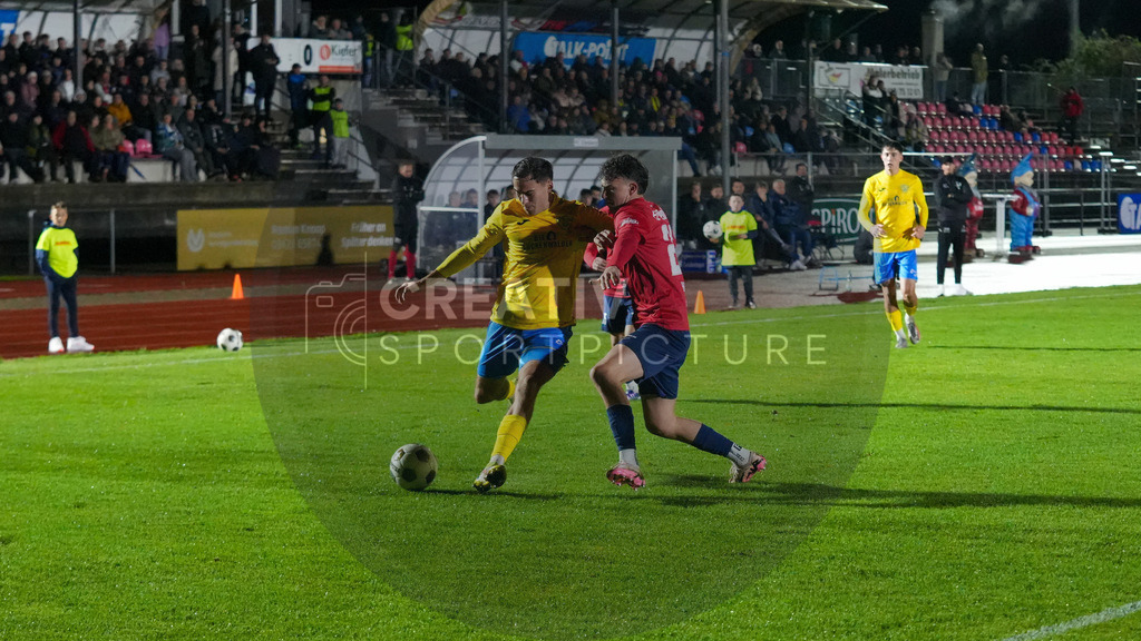 Fußball, Herren, Saison 2025/2026, Regionalliga Nordost, 12. Spieltag, FC Eilenburg vs. FSV 63 Luckenwalde, Freitag 17.10.2025, Ilburgstadion Eilenburg, | Fußball, Herren, Saison 2025/2026, Regionalliga Nordost, 12. Spieltag, FC Eilenburg vs. FSV 63 Luckenwalde, Freitag 17.10.2025, Ilburgstadion Eilenburg, Im Bild: Simon Gollnack (l. Luckenwalde) und Aaron Henkel (r. Eilenburg) - Realisiert mit Pictrs.com