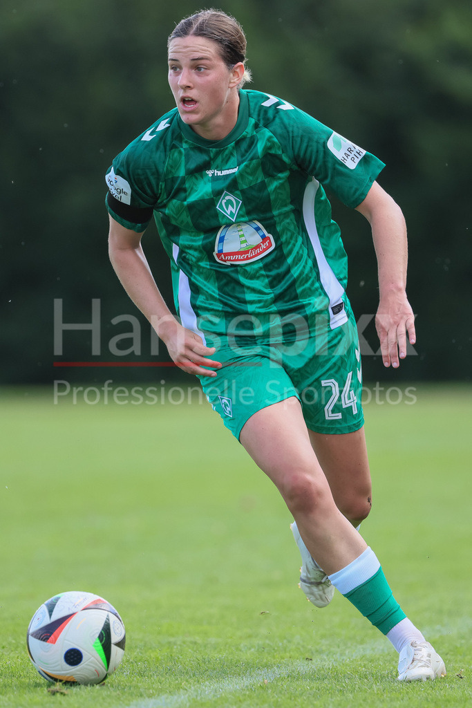 Fussball, Testspiel Frauen, SV Werder Bremen - 1. FC Köln | v.li.: Lara Schmidt (SV Werder Bremen, 24) am Ball, Freisteller, Einzelbild, Ganzkörper, Aktion, Action, Spielszene