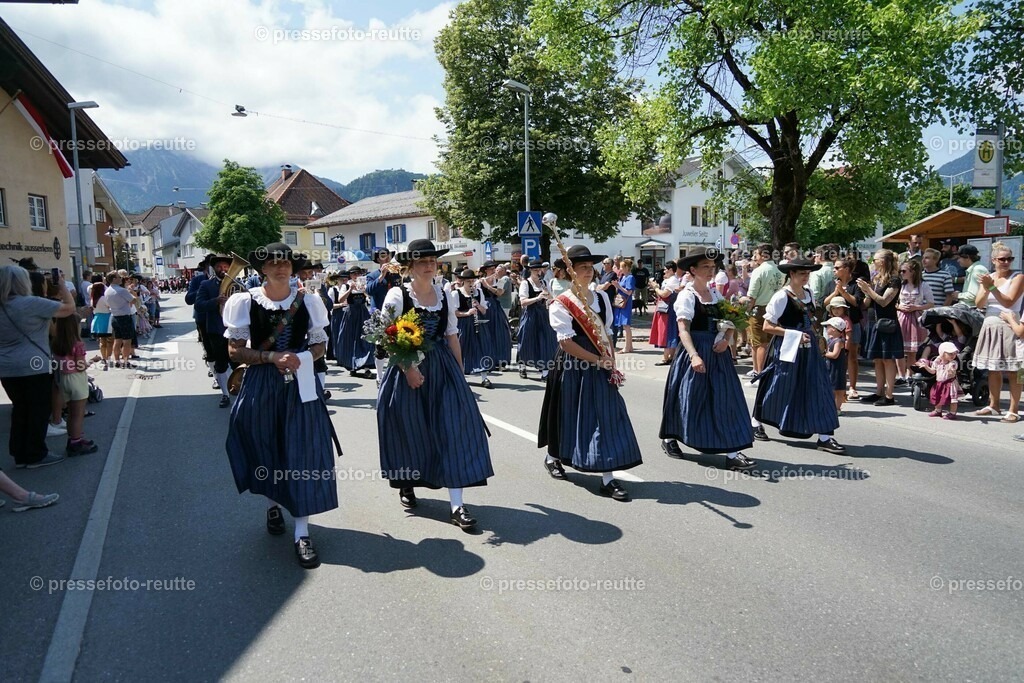 11c-HAESELGEHR-Bundesmusikfest-2023-Juni16-Reutte-DSC06472 | Info aus dem Bezirk Reutte/Ausserfern Tirol sowie eine umfangreiche Bilddatenbank über die gesamte Region: Lechtal, Talkessel Reutte, Tannheimertal, Zwischentoren. Lech, Plansee, Zugspitze, Grenztunnel, B179, Fernpassstraße, Verkehr, Lawinen, Tradition, - Realisiert mit Pictrs.com
