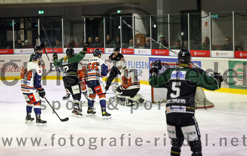 2023-03-03_123_TSV_Erding_gegen_ESC_Kempten | Erding, Deutschland, 03.03.2023:
Eishockey, Bayernliga Playoffs 2022 / 2023, Viertelfinale, TSV Erding gegen ESC Kempten, Endergebnis: 9:3

Philipp Zeiske (ESC Kempten, #24), Michael Franz (Erding Gladiators, #13), Wayne Lucas (ESC Kempten, #56), Torwart Danny Schubert (ESC Kempten, #29), Florian Zimmermann (Erding Gladiators, #5)

Foto: Christian Riedel / fotografie-riedel.net