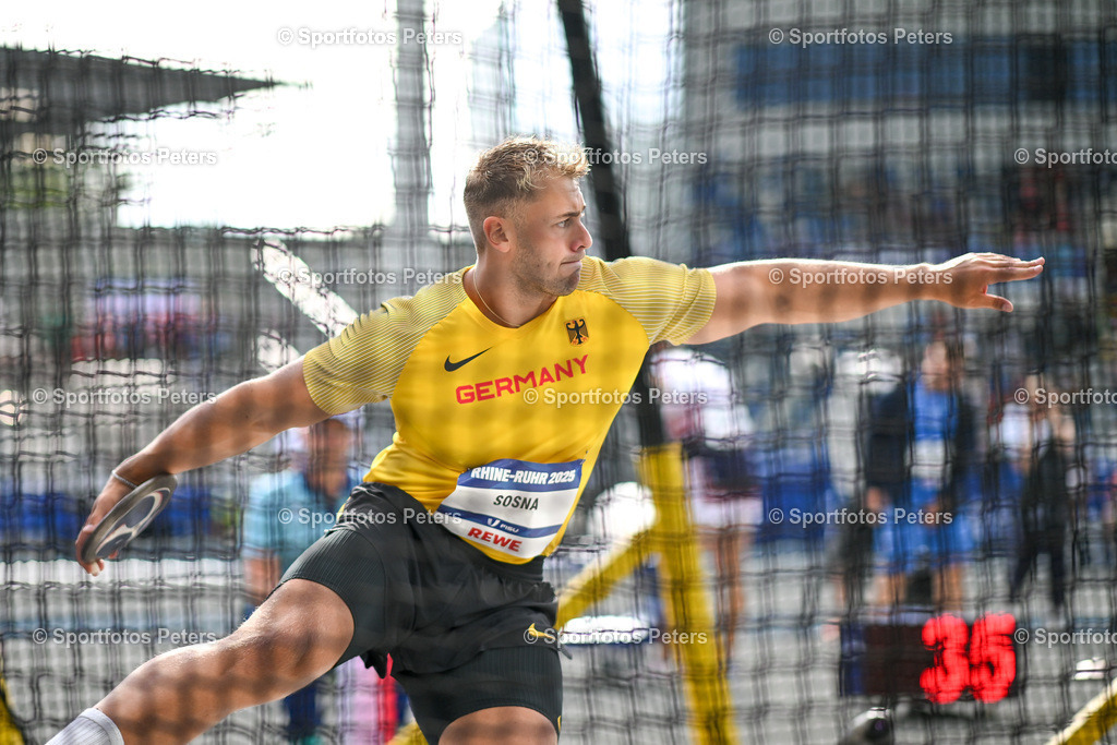 KP1_7252_1 | 21.07.2025, xkaix, Leichtathletik, FISU World University Games 2025 v.l. Mika Sosna (Deutschland) in der Qualifikation vom Diskuswurf - Realisiert mit Pictrs.com